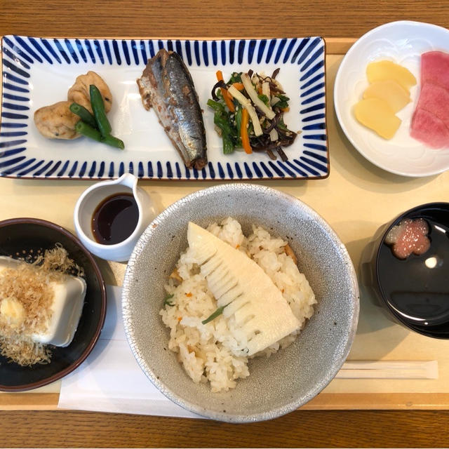 亀屋万年堂茶房　自由が丘の亀屋万年堂本店で税込1000円数量限定ランチにたけのこごはん