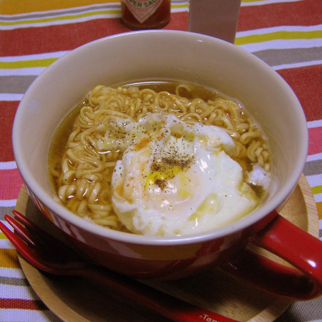 夜中だというのに　ミニチキンラーメン・温玉のっけ

夫に教わったのですが、チキンラーメンにタバスコを入れるのが超おいしいのです。や...