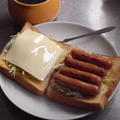 朝食にウインナーチーズトーストサンド