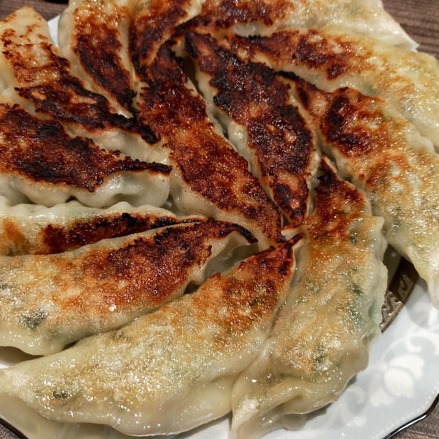 草取りおつかれ夕ご飯＼(^o^)／餃子の食べ比べ＆てりたま〜