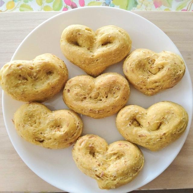 ハートの形のカレーえびパン　感謝の気持ちを込めて♡