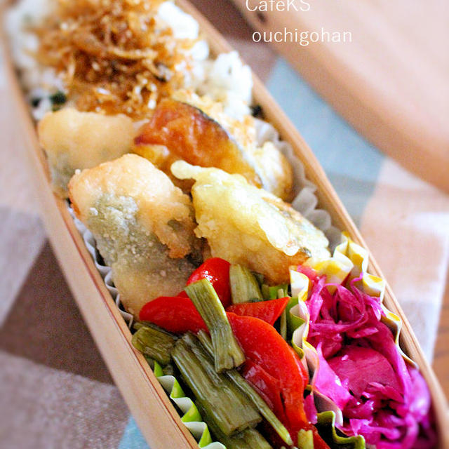 今日も疲れて・・残り物集めて、夫のお弁当