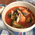 【鍋に入れて5分煮込むだけ！】血流促進効果に☆鮭とブロッコリーのトマト塩麹スープ♡レシピ