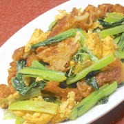 簡単＆旨いっ！炒め物のおかず〜さつま揚げと小松菜の卵炒め。