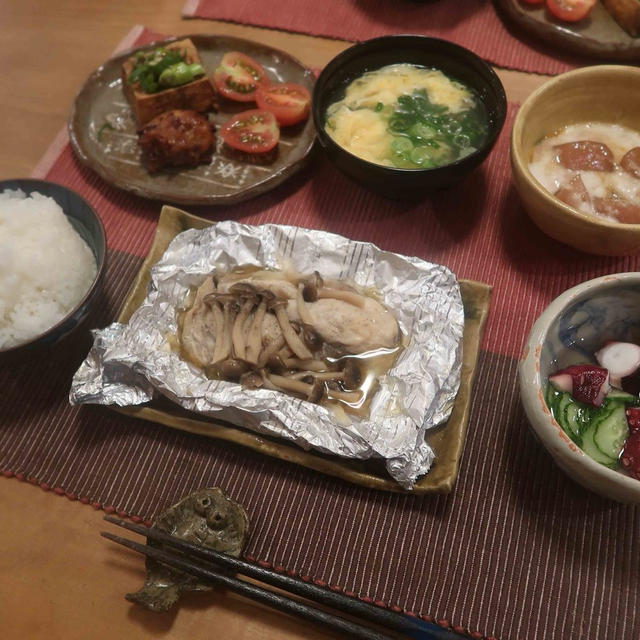 自作の器でサゴシのホイル焼きなど”魚”の晩ご飯　と　ご近所の花♪