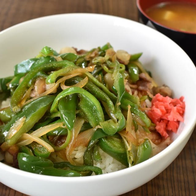 どっちがメイン(笑)ピーマンたっぷり牛丼