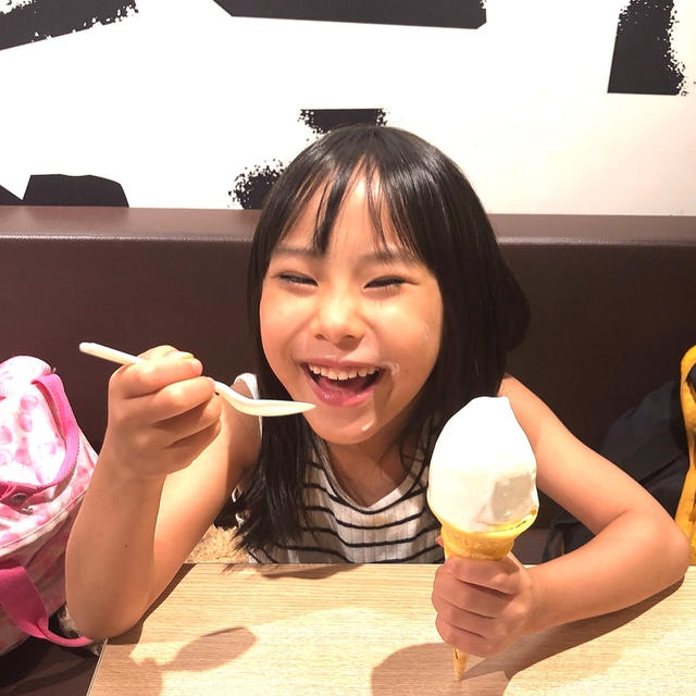 5歳、ソフトクリームを食べる。