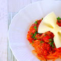トマトパスタとミートボールにスライスチーズのリボンをのせて。レシピ作り方［料理動画］
