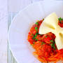 トマトパスタとミートボールにスライスチーズのリボンをのせて。レシピ作り方［料理動画］