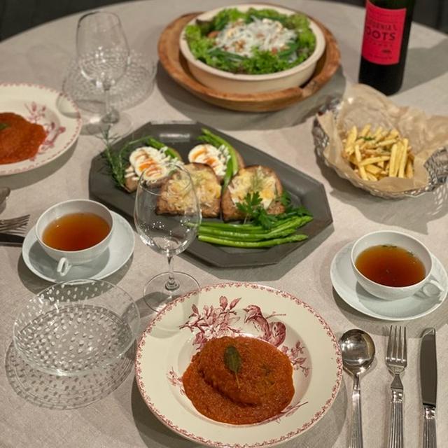 トマト煮込みハンバーグ、タルティーヌ、フレンチフライとサラダの夜ごはん