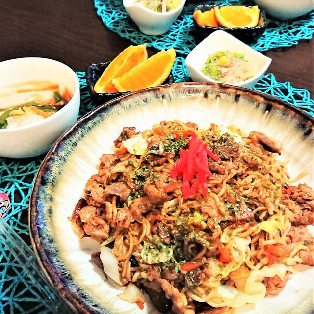 肉モリモリピリ辛焼きそばde夕食。　と、サラとソロモン～読書感想文に選んだ本、らしい。～