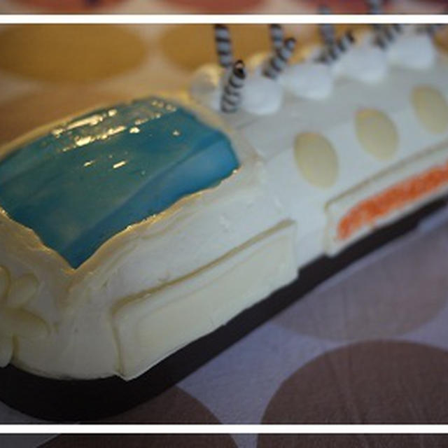 プラレールをモデルにしたケーキのお誕生日ケーキ By Flansucreさん レシピブログ 料理ブログのレシピ満載