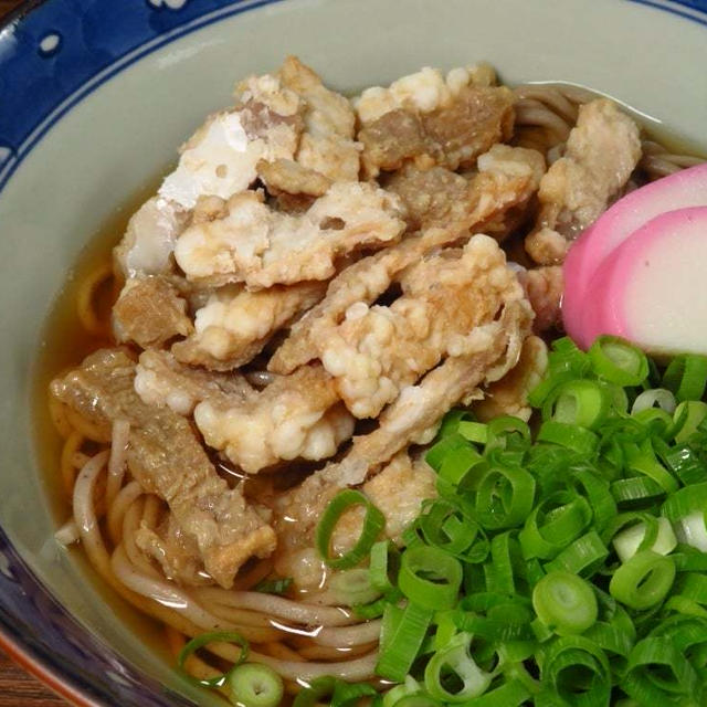 ちょっとおいしくなった牛しまちょうの肉かすそば。