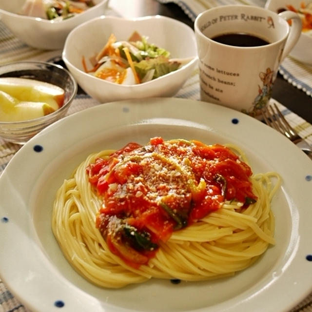 凍った！トマト缶で簡単パスタソースの朝ごはん　と　スカイベリー＆黒猫