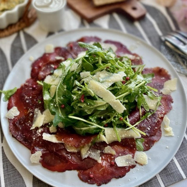 牛肉の生ハム「ブレザオーラ」とルッコラ・セルバティコサラダ