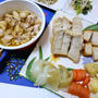 アヒージョの素を使って、鶏肉とえびのアヒージョ　とパンと蒸し野菜。朝ごはんと昼ごはんも。