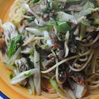パセリどっさり舞茸とネギのパスタ