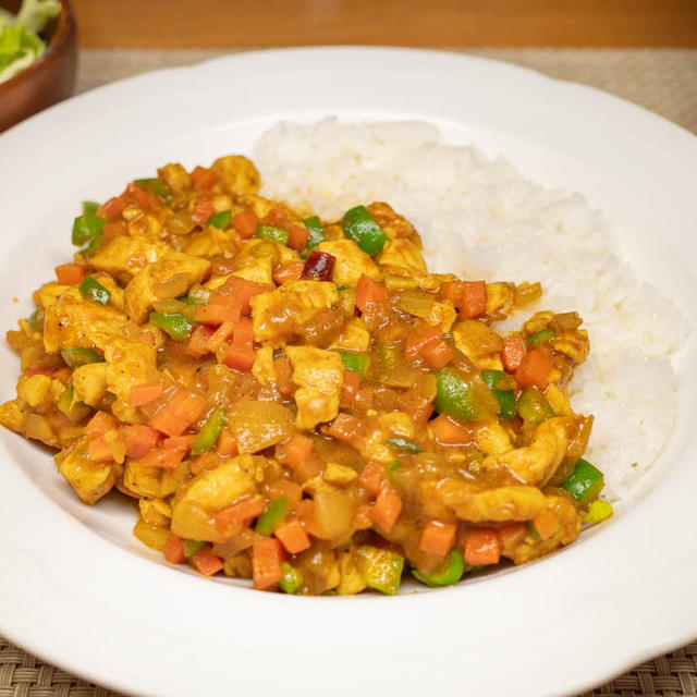 鶏胸肉のオイスターケチャップ炒めオンザライス・ドライカレー風