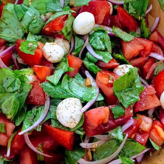 簡単・カプレーゼ風トマトとボッコンチーニのゴロゴロサラダのレシピ
