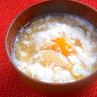 アツアツでとろとろ〜がお腹にやさしい！とろろと落とし卵の味噌汁。