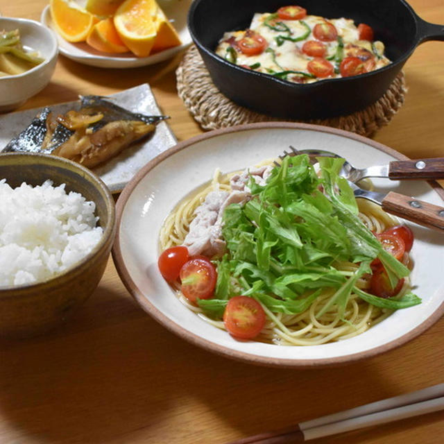 試合前日晩ごはんと朝が早すぎた試合当日朝ごはん。寝姿が可愛いくて。