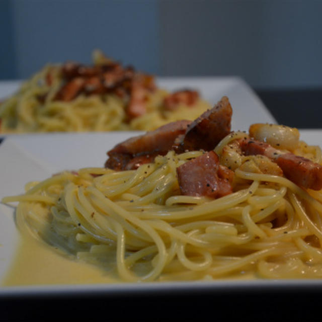 コストコの林檎ベーコンでカルボナーラとトマトソースパスタ。