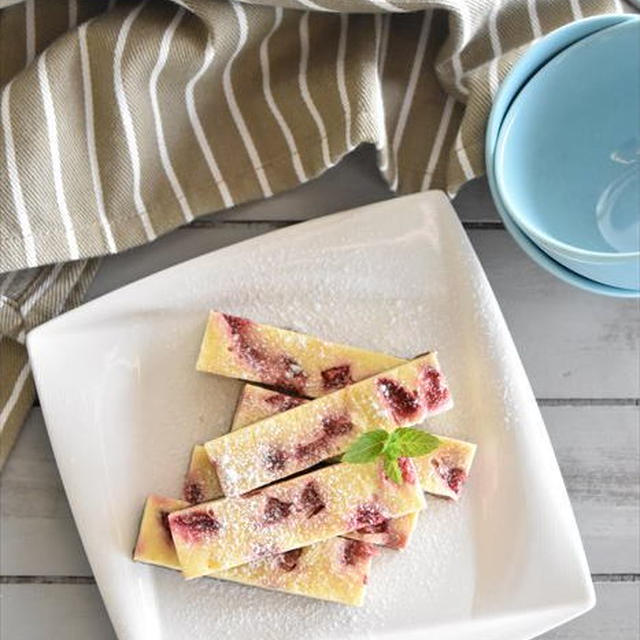 レンジで簡単！いちごのスティックチーズケーキ