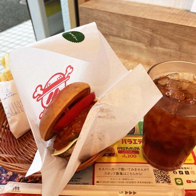 スパイシーモスチーズバーガー・レギュラーセットを食べる