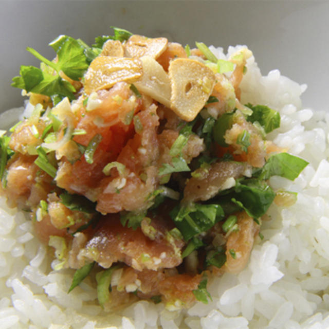 スモークサーモンのアジア丼