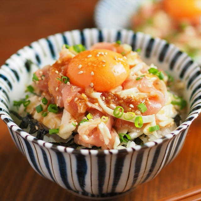 メシ通、生ハムと長芋のユッケ丼風