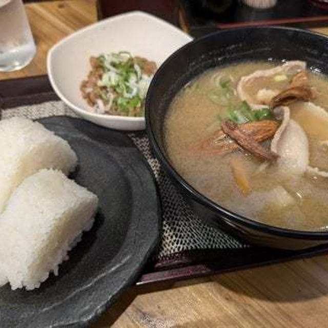 東京・神田駅前の豚汁専門店｢丼べえ｣で豚汁ランチ