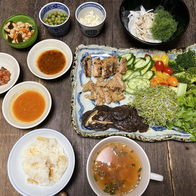 筍御飯・ブロッコリー蚕豆トマトルッコラブロッコリースプラウト椎茸・ガイヤーンチキンチリソース風味