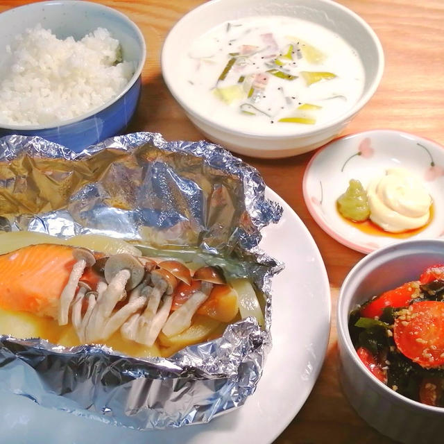 鮭のホイル焼きとめんつゆでトマトの酢の物