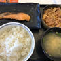 朝メシに吉野家の「牛鮭定食」
