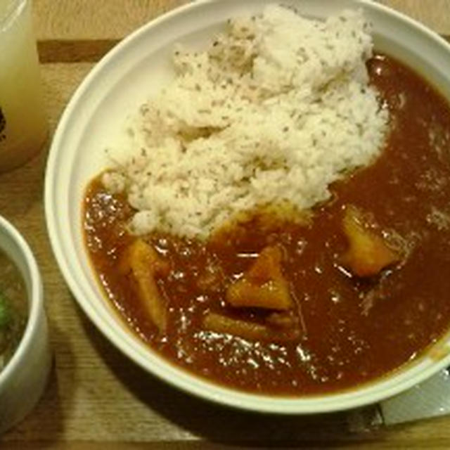 れんこんごろごろ！「Soup Stock Tokyo」の「生姜と豚あご肉の煮込みカレー」と昆布入り和風スープ