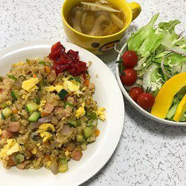 ズッキーニ入り炒飯とサラダ