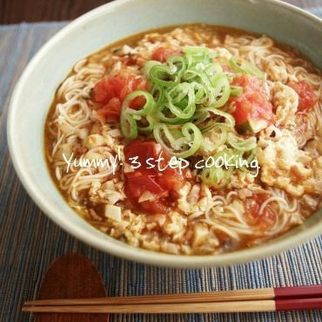 夏こそ辛くて熱いもの！ラー油でお手軽♪食欲をそそる、ピリ辛トマトそうめん