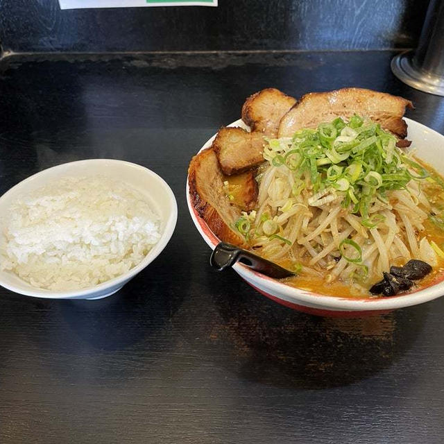 7番ゴールドを野菜増しで啜る 〜炙りチャーシュー3枚・半ライス〜