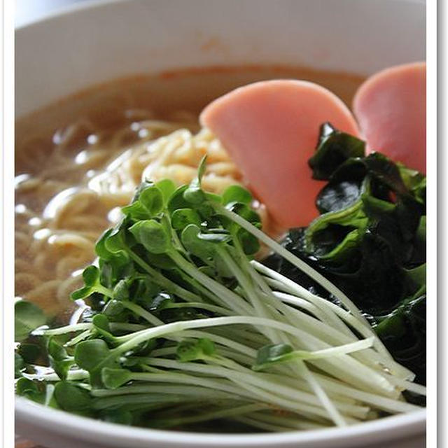 ひとりランチはあっさり塩わかめラーメン