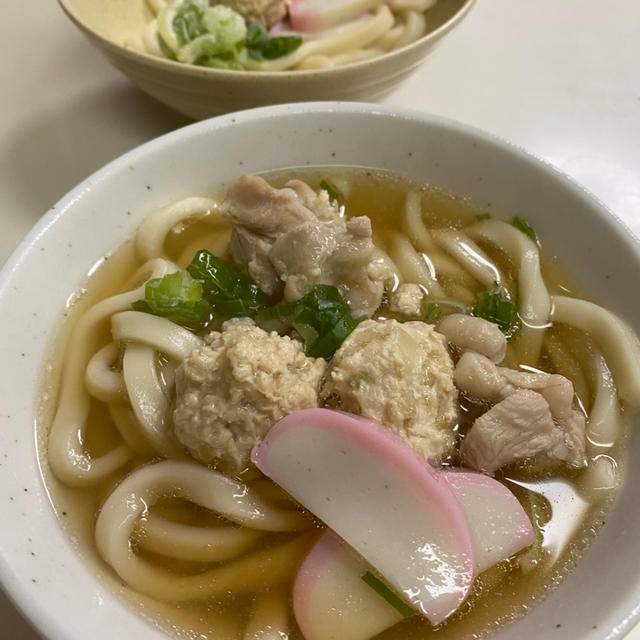 夜ごはんは鶏つくね月見うどんと、串焼きと焙り寿司♡