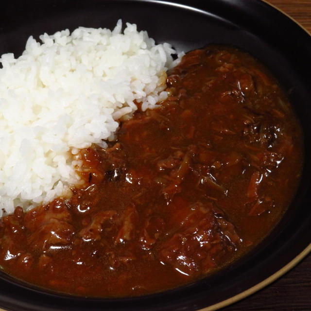 一方こちらは、本挽きカレーで掟破りの牛すじカレーとなった、牛すじの赤ワイン煮。