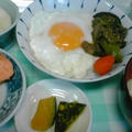 今朝の自分ご飯、マーボなすと目玉焼き乗せご飯、トラウトのハラス焼きとか♪