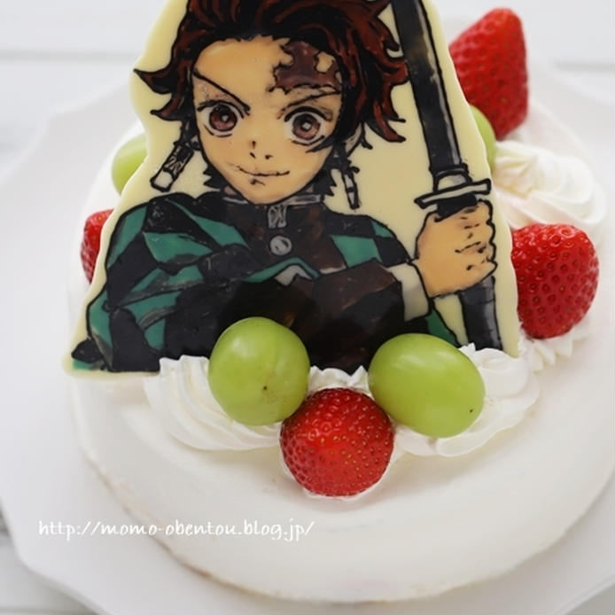 白いお皿におかれた剣士のキャラチョコがのったデコレーションケーキ