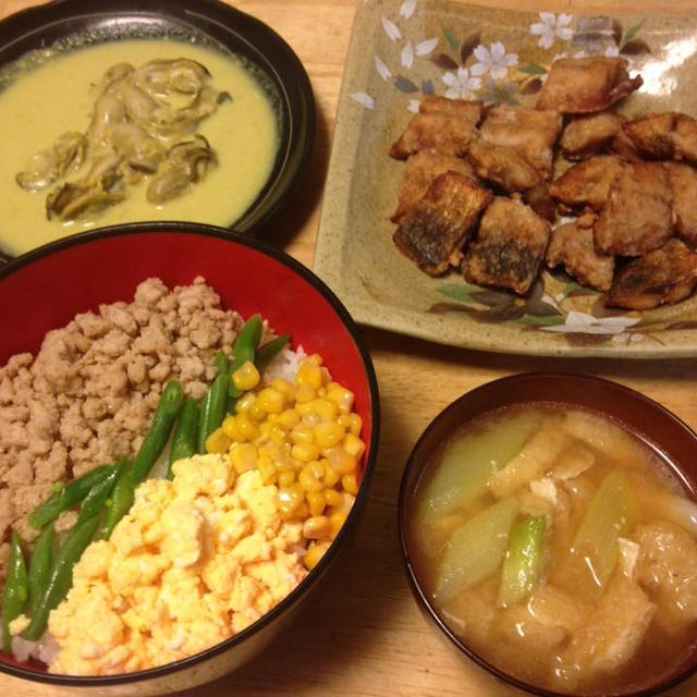 昨夜は三色そぼろ丼や鯵の唐揚げ～