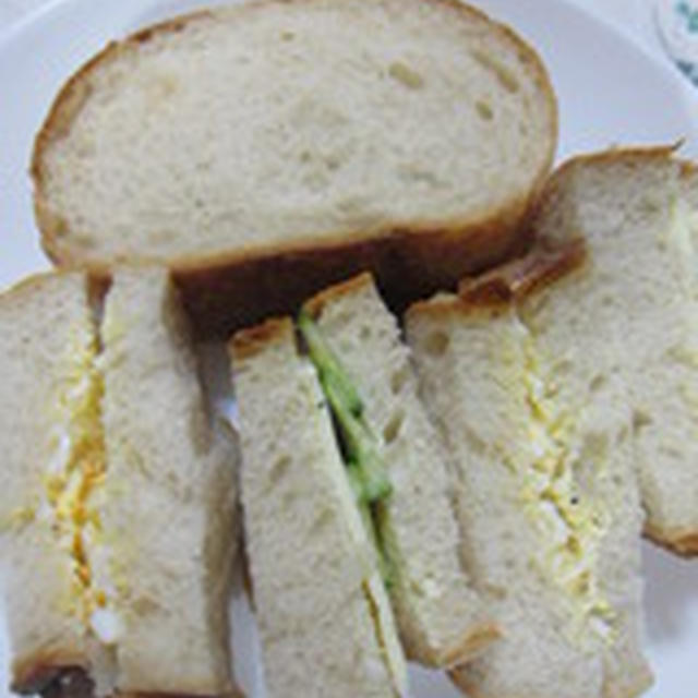 「サンドイッチ紀行　Ｎｏ，１０　～新玉葱のマリネとたまごのサンド～」