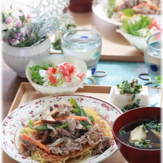 【レシピ】オイスターソースの　牛肉とピーマンのかた焼きそば。と　お昼ごはん。　と　フランスみたいな。