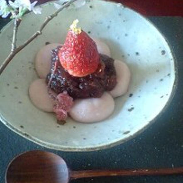 今日は「和」なおやつ♪　いちごもち。