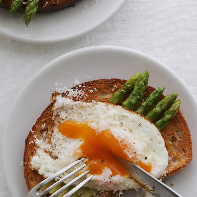 Asparagus toast
