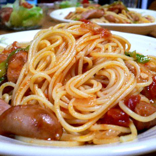 ソーセージとレタスのトマトソーススパゲッティ