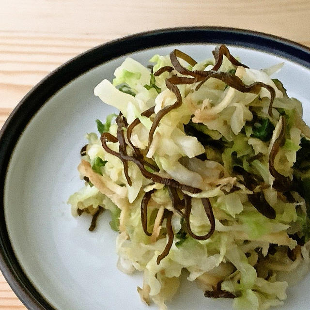 キャベツと生姜の塩昆布和え